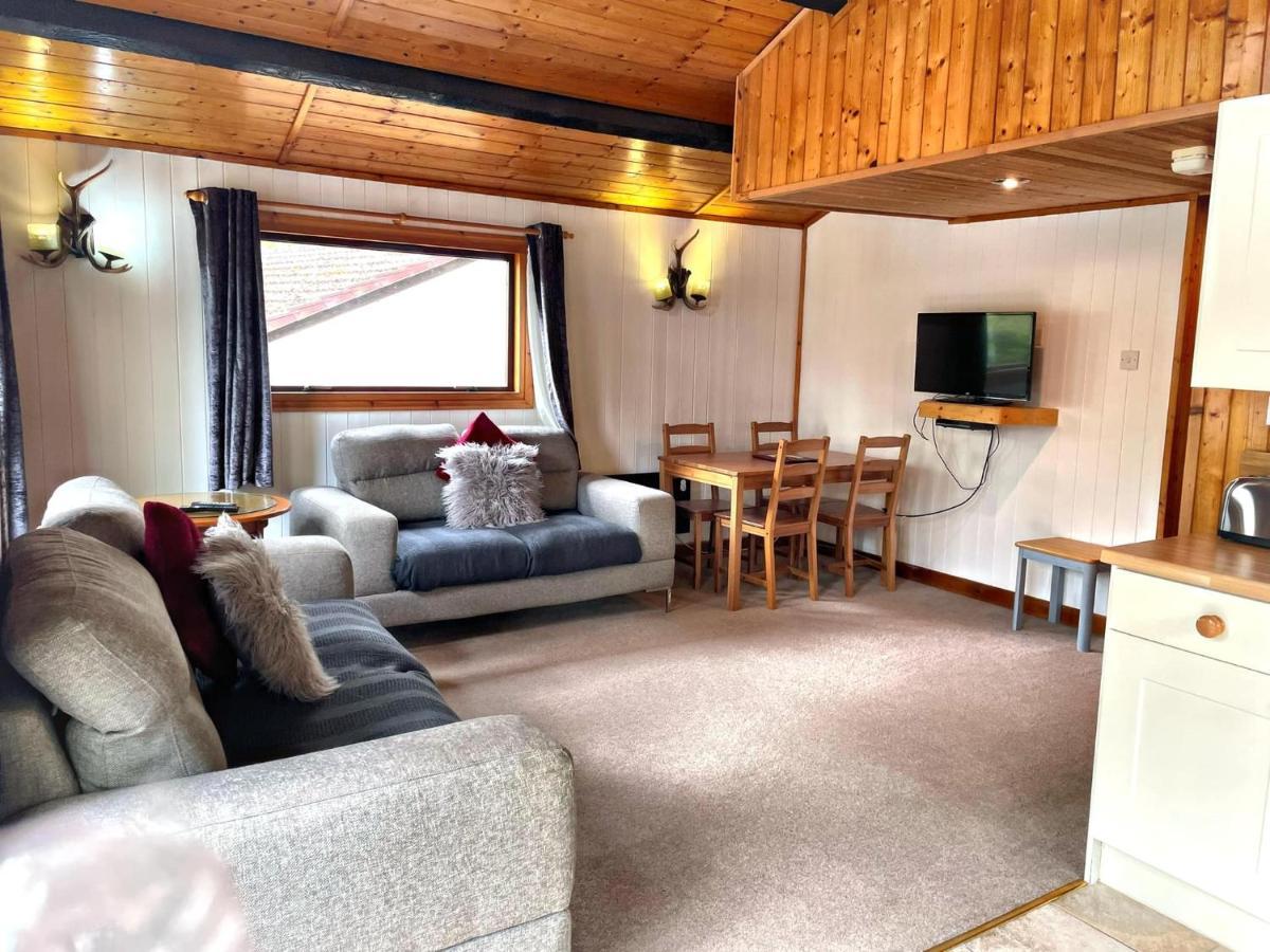 The Squirrel Lodge - Hot Tub - Pet Friendly - Pembrokeshire-Tenby Carmarthen Extérieur photo