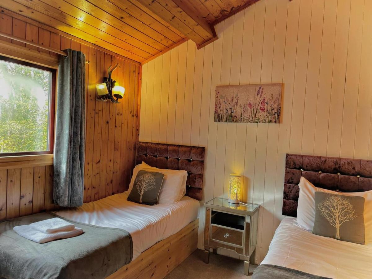 The Squirrel Lodge - Hot Tub - Pet Friendly - Pembrokeshire-Tenby Carmarthen Extérieur photo