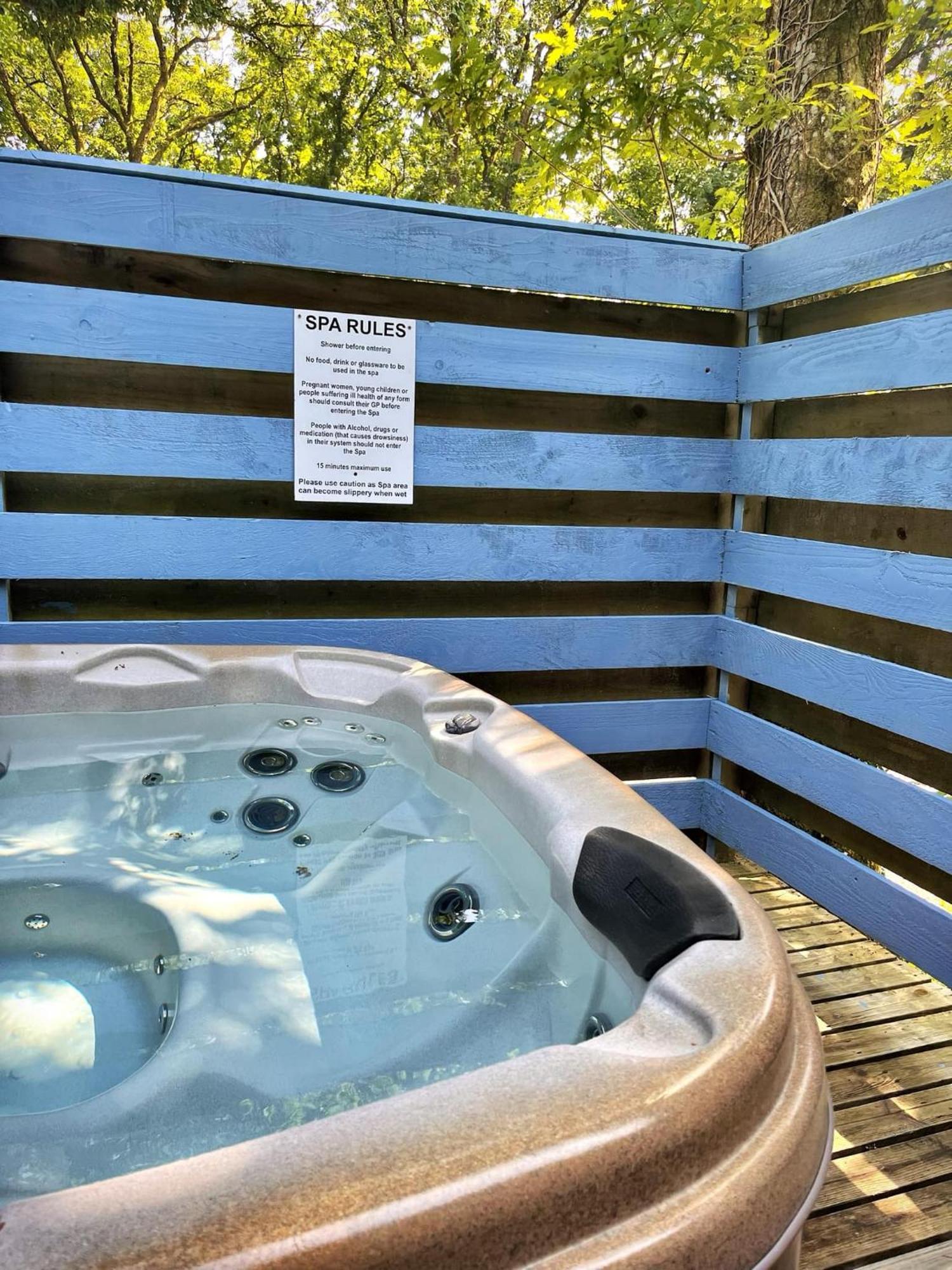The Squirrel Lodge - Hot Tub - Pet Friendly - Pembrokeshire-Tenby Carmarthen Extérieur photo