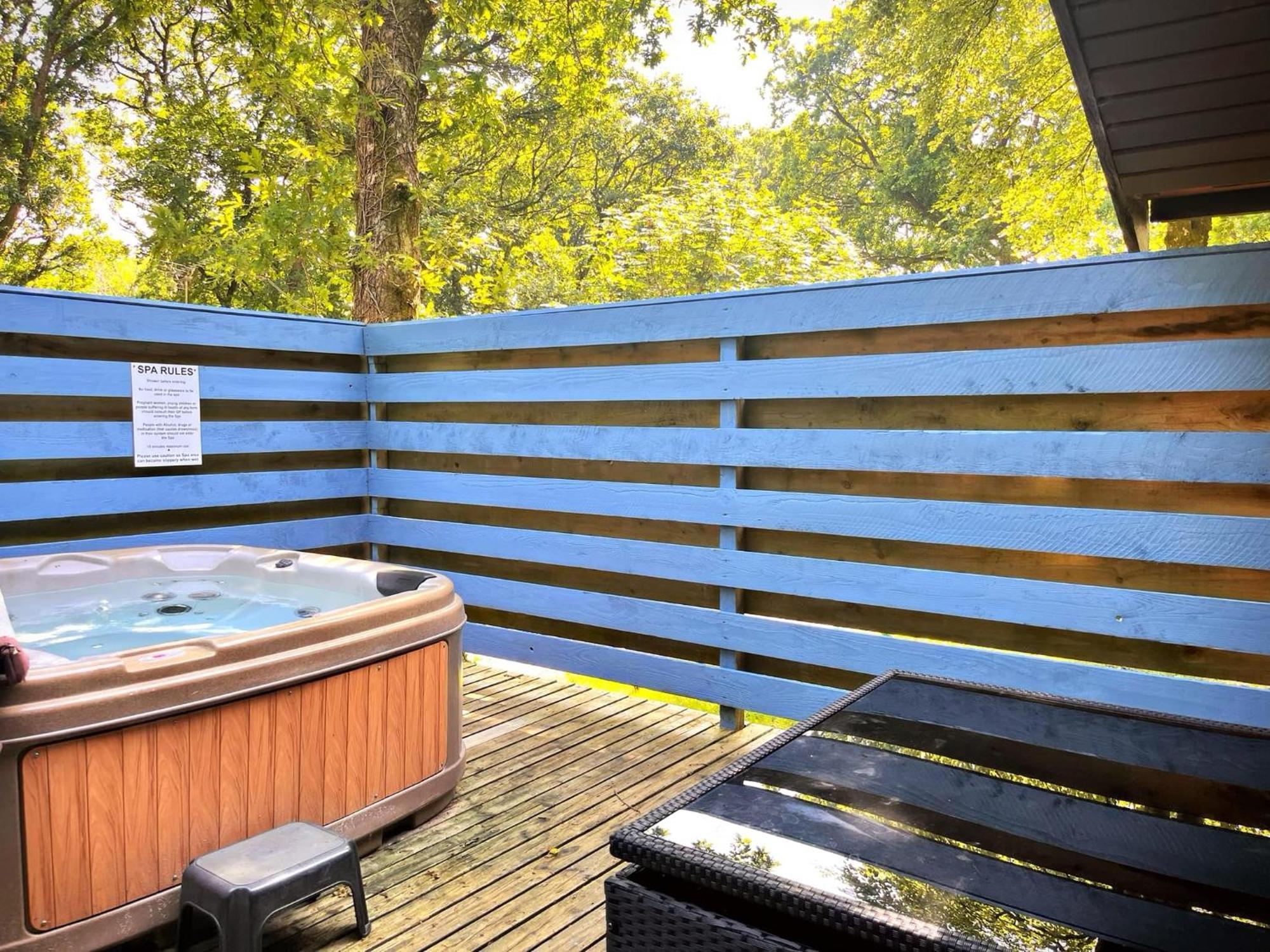 The Squirrel Lodge - Hot Tub - Pet Friendly - Pembrokeshire-Tenby Carmarthen Extérieur photo